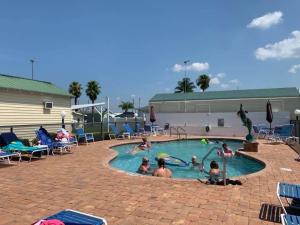 锡布灵Woody's RV Resort LLC的一群人在游泳池玩耍