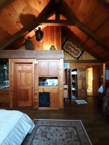 尤里卡斯普林斯Cherokee Mountain log Cabins的一间卧室设有一张床和木制天花板