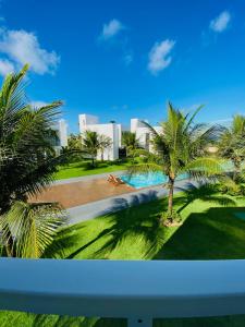 伊塔齐米林B Blue Beachouses的享有棕榈树游泳池的景色