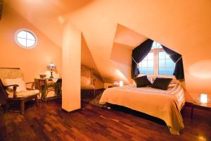 拉苏维亚雪花阳台酒店的一间卧室配有一张床、一个窗口和一张书桌