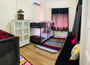 素可泰Baan Mae Somkid Homestay的客厅配有钢琴和沙发