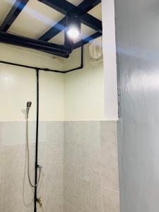素可泰Baan Mae Somkid Homestay的一间带淋浴的浴室