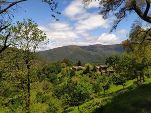 洛萨Rés do Chão da Montanha Mágica的享有远处山谷和山脉的美景