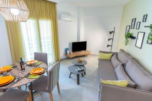 雅典Suites 05-06 - Smart Cozy Suites - Large 2 bedroom, near Athens and metro的客厅配有沙发和桌子