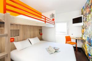多勒hotelF1 Dole的一间卧室配有一张床和一张双层床。