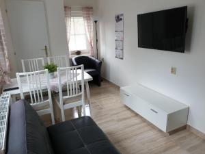 利波瓦拉尼Holiday Home Domeček的客厅配有沙发和带电视的桌子