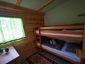 库伦瓦库夫Wooden House "Una"的小木屋内一间卧室配有双层床