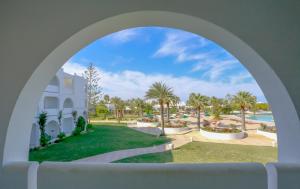 Djerba Plaza Thalasso & Spa内部或周边泳池景观
