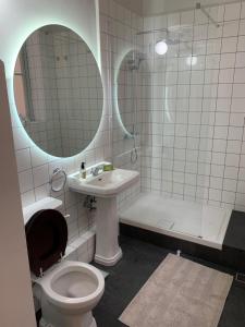 瓦莱塔Luxury Valletta Apartment的一间带卫生间、水槽和镜子的浴室