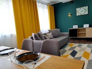 比亚韦斯托克Emerald Apartament的客厅配有沙发和桌子