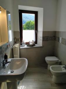 Villar PelliceChez Bonjour的一间带水槽和卫生间的浴室以及窗户。