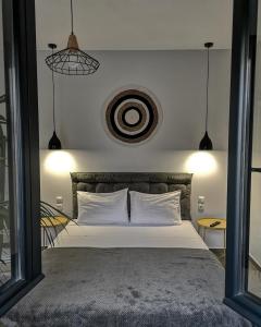 尼亚普拉莫斯Elements Studios的卧室配有带白色枕头的大床