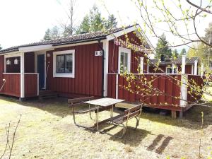 莫拉Dalastugan的一间红色小屋,前面设有野餐桌