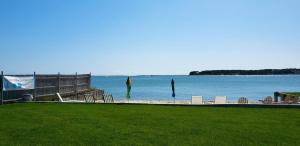 汉普顿贝斯海景露台酒店的椅子和旗帜,享有水体的景色