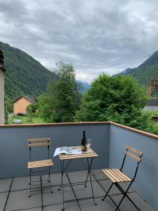 Giornico古洛特佩尔古拉住宿加早餐旅馆的山景阳台上配有两把椅子和一张桌子