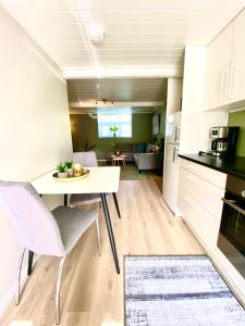 斯特兰达Villa Lovise Riverside的厨房以及带桌椅的起居室。