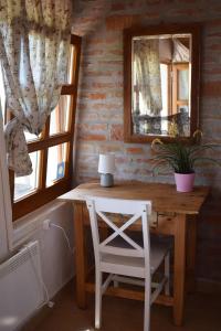 维拉尼Remete-lak的窗户客房内的一张木桌和椅子