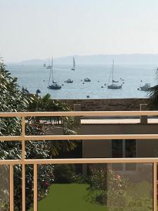 佩罗斯-吉雷克GÎte indépendant dans une villa -Vue et accès direct mer - avec 3 chambres et 3 grandes terrasses的水上船只的海景