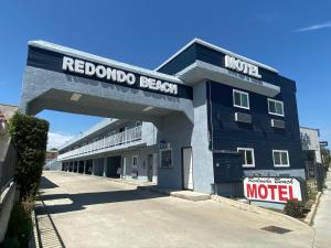 加迪纳市Redondo Beach Motel - LAX的蓝色的建筑,上面有汽车旅馆标志