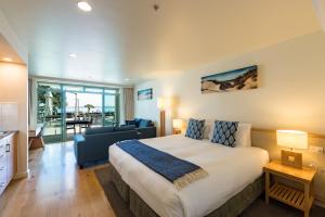 派西亚希亚海滩温泉度假酒店的一间卧室设有一张床和一间客厅。