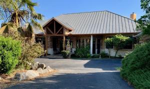 新布朗费尔斯Scenic Hill Country Retreat - Rhino Ranch的前面有棕榈树的房子