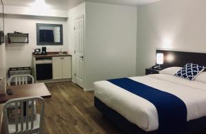 麦克尼尔港Humpback Inn的酒店客房带一张床和一个厨房
