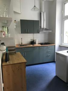 柏林Klein App in Alt - Tegel的厨房配有蓝色橱柜和台面