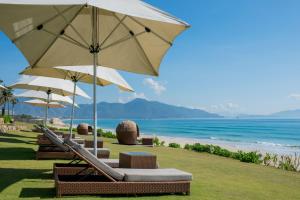 金兰金兰融合度假酒店 - Spa全包的海滩上一排椅子和遮阳伞