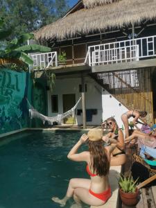 吉利阿尔Tipsea Turtle Gili Air的一群坐在游泳池中的女人