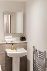 利物浦Open Key Apartments的一间带水槽和镜子的浴室
