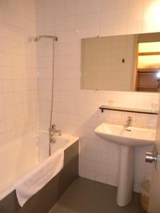 孔东德科德利埃乐家酒店的浴室配有盥洗盆、浴缸和盥洗盆