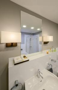 艾森纳赫安娜别墅布汀奎酒店的一间带水槽和大镜子的浴室