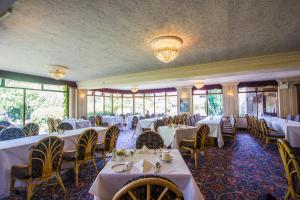 威尔汉姆斯普林菲尔德乡村酒店及休闲俱乐部及Spa的一间设有白色桌椅的用餐室