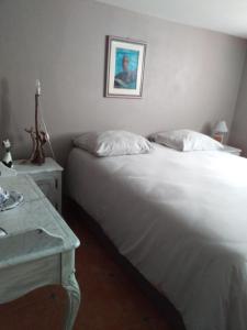 莫列马阿Appartement T2的卧室配有2张白色的床和桌子