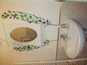 切奇纳谷新堡Monolocale Borgo Antico的浴室设有卫生间,墙上设有鸟舍