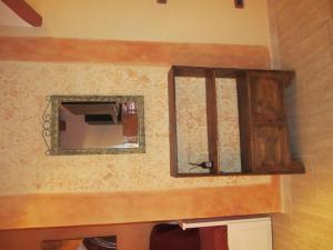 切奇纳谷新堡Monolocale Borgo Antico的墙上的镜子,木柜