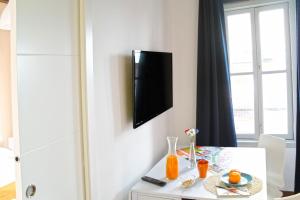 瓦伦西亚市中心区公寓的一间房间,墙上设有一张桌子和一台电视