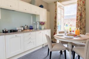 ResolisNewhall Mains的厨房配有桌椅和窗户。
