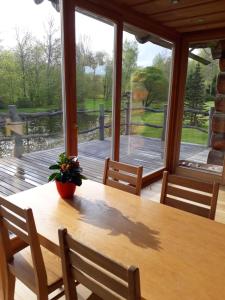 斯伽尔达Pilskalni的餐桌,享有木甲板的景色