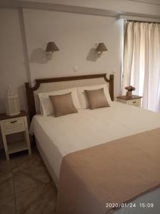 奈德里Bellarias House的卧室配有一张带白色床单和枕头的大床。