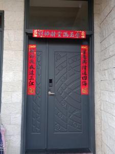 台中市一中太陽綠墅的上面有红色标志的黑色门