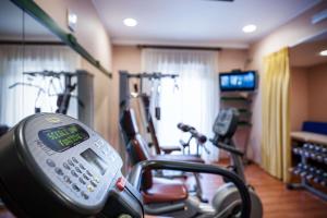 卡塔尼亚贝斯特韦斯特地中海酒店的健身房,室内配有两辆健身自行车