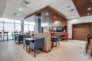 Holiday Inn Express & Suites Dallas North - Addison, an IHG Hotel餐厅或其他用餐的地方