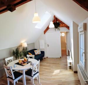 朗布依埃Le petit Mérinos - Rambouillet -的客厅配有白色的桌子和椅子