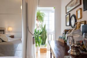 大加那利岛拉斯帕尔马斯Orchidea Home的一间带植物和床的卧室以及窗户。