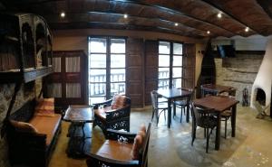 比利亚维西奥萨Las Casas de Isu的用餐室设有桌椅和窗户。