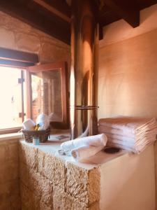 VouniVouni Clock House的浴室设有毛巾和镜子的台面