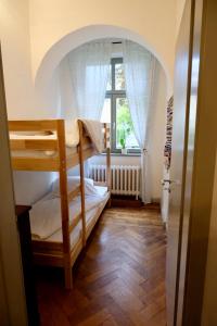 哈尔伯施塔特110 qm Ferienwohnung Stadtvilla Halberstadt - Dem Tor zum Harz的客房设有两张双层床和一扇窗户。