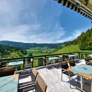 Klein Sankt PaulLandgasthof Hasbauer的山景庭院,配有桌椅