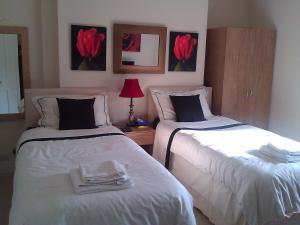 多佛尔7号修道院旅馆的一间卧室配有两张带毛巾的床
